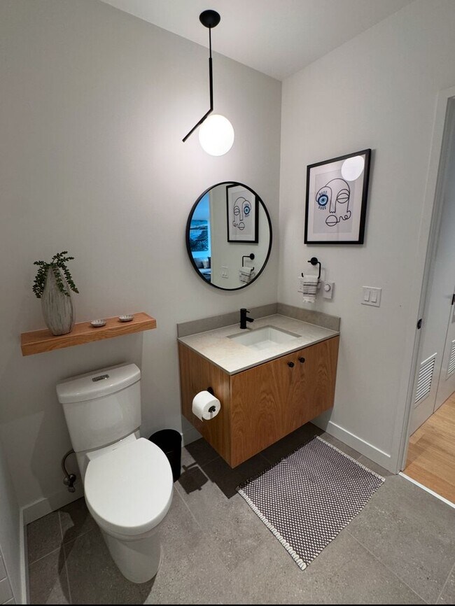 Building Photo - FURNISHED: UTILITIES PAID BY OWNER:  NWX tastefully furnished 1 bed, 1 bath located on the 3rd fl...