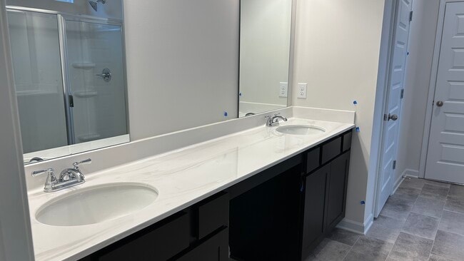 Building Photo - 415 Pointe N Dr