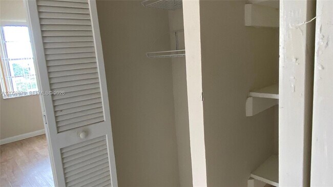 Building Photo - 9350 Fontainebleau Blvd