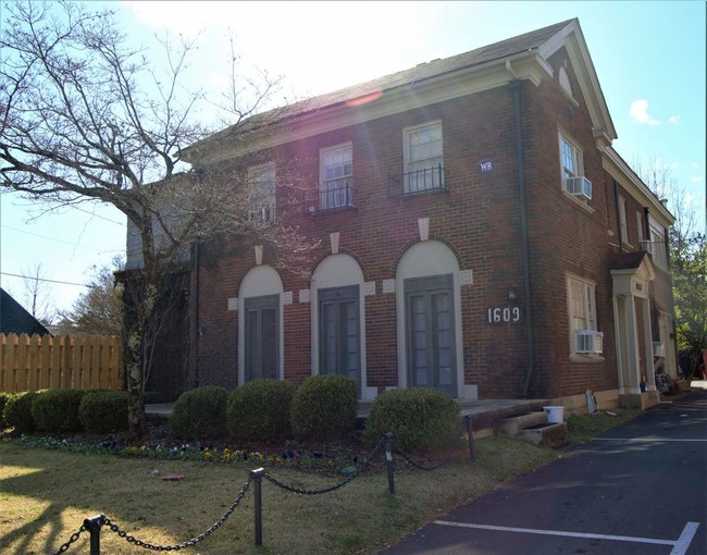 Primary Photo - Audubon Manor - Large 1 Bedroom 1609 Building