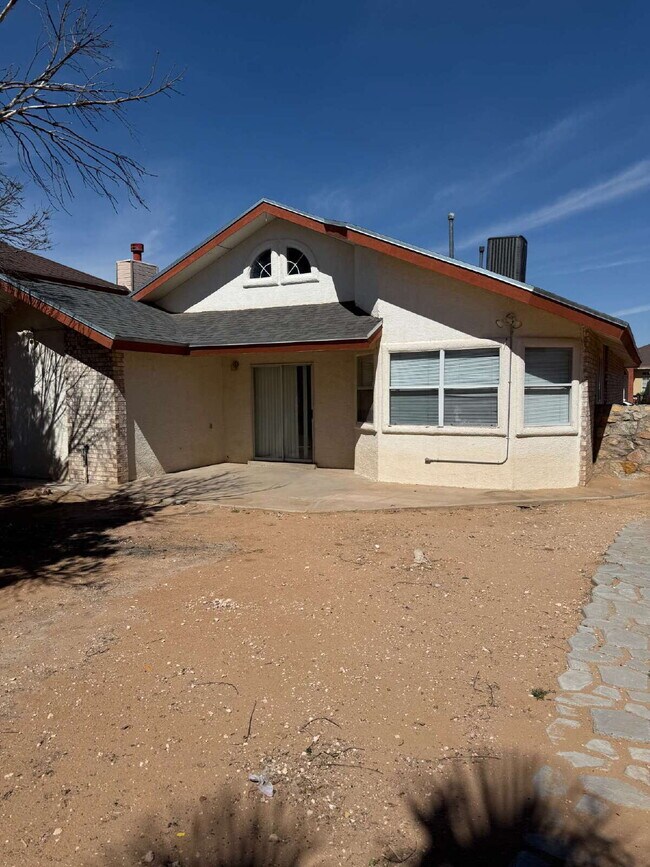 Building Photo - "Charming 3-Bed, 2-Bath Oasis in El Paso -...