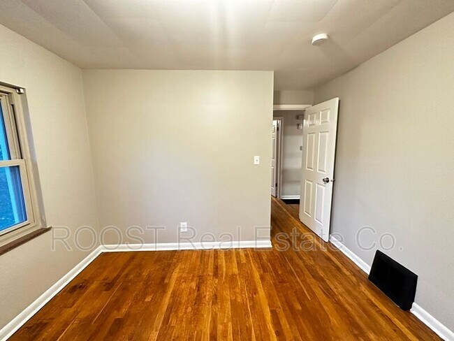 Building Photo - 1547 Garling Ave
