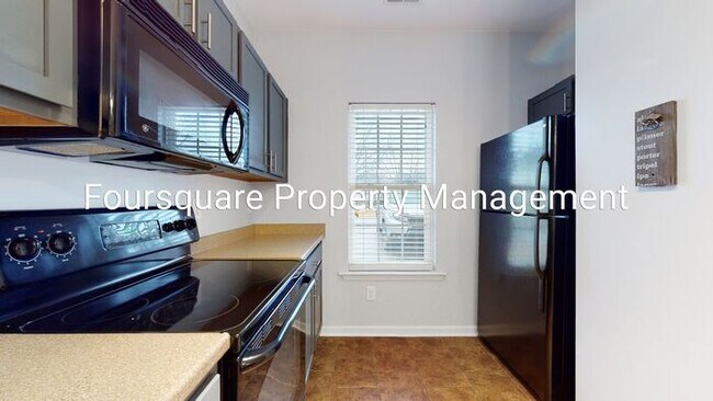 Building Photo - Bright End-Unit Townhome with Screened Porch & Community Pool – Raleigh Location