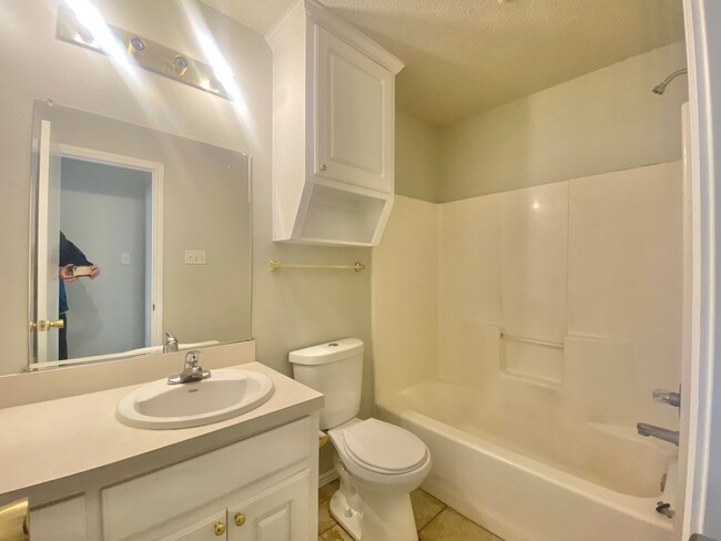 Building Photo - 3 bedroom near I-27 now available.