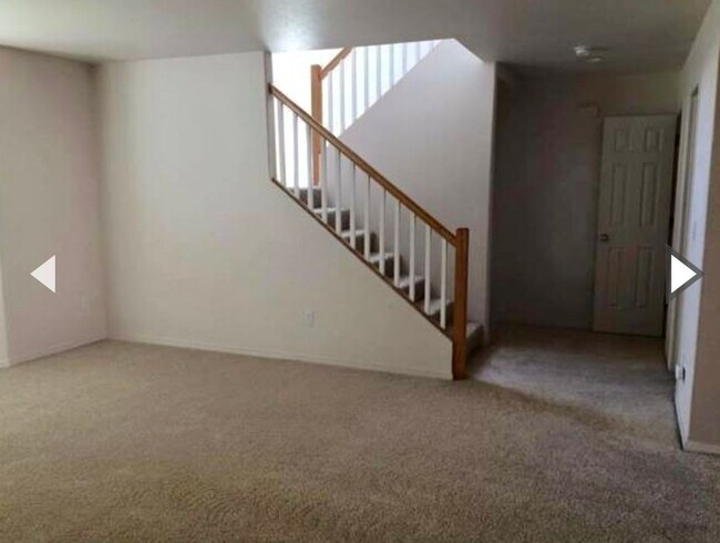 Building Photo - 2 Bedroom, 2.5 bath townhome in West Pasco with Bonus Office space