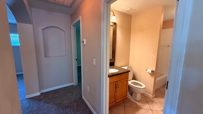 Building Photo - 10 Zebrawood Ct