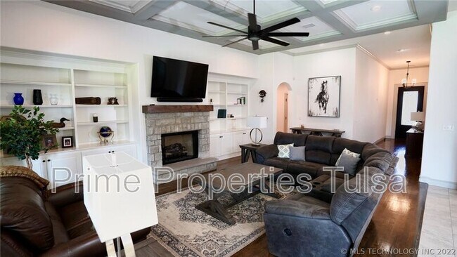 Building Photo - 12912 S 6th St