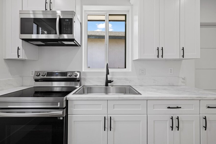 Building Photo - 14860 Envoy St