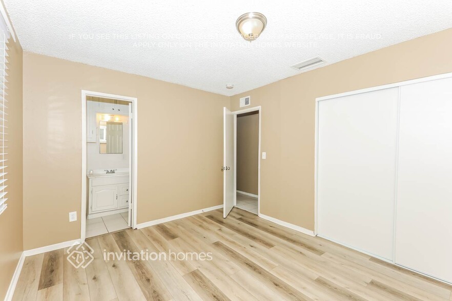 Building Photo - 10480 Hole Ave