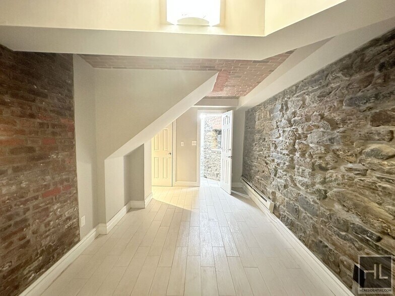 Building Photo - Mott Street