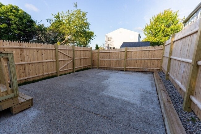 Building Photo - 18 Beach St