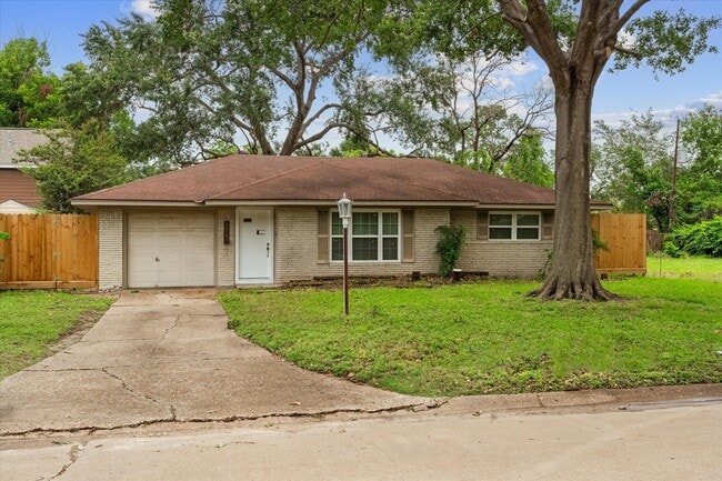Building Photo - 2214 Ansbury Dr