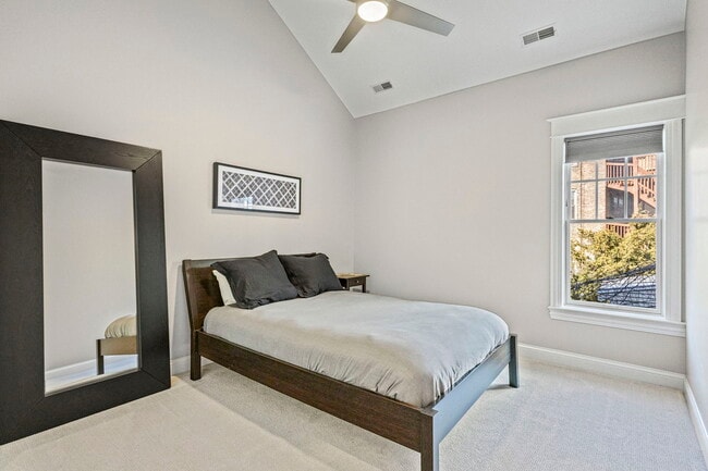 Building Photo - 4322 N Hermitage Ave