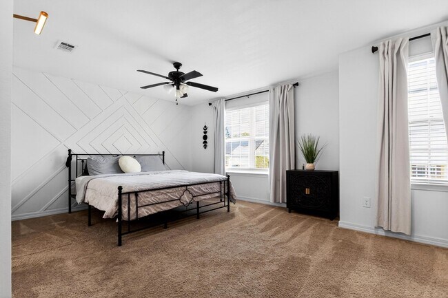 Building Photo - 507 Eisenhower Dr