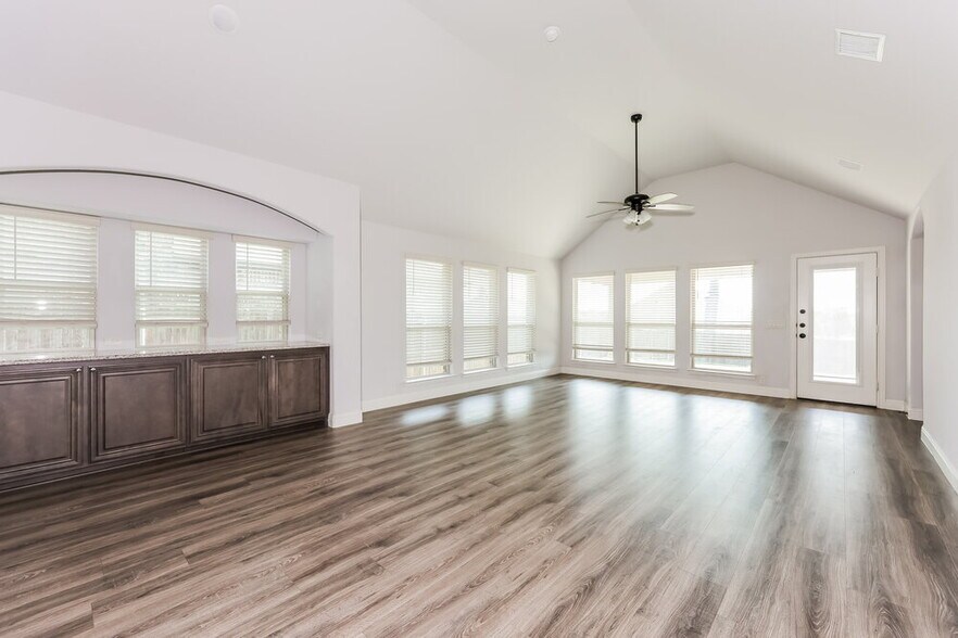 Building Photo - 1024 English Oak Dr