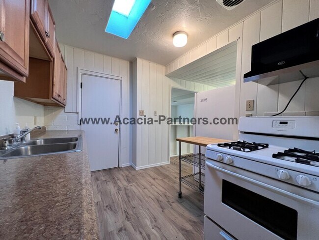 Building Photo - Quaint Two Bedroom