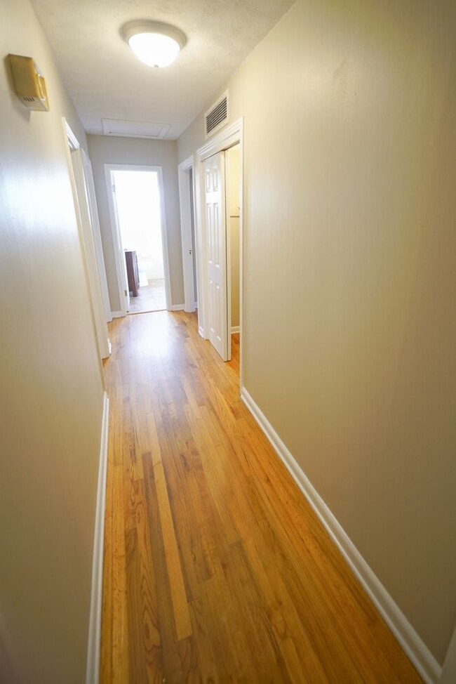 Building Photo - Cozy 3/2 Single Family Home