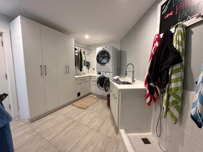 Building Photo - 4515 N Lake Dr