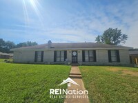 Building Photo - SPRAWLING 4BR/2BA MEMPHIS HOME! | Brick Fireplace & 2-Car Garage | Fenced Yard!