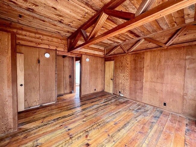 Building Photo - Large 4 bedroom 3 bathroom home in Pacific...