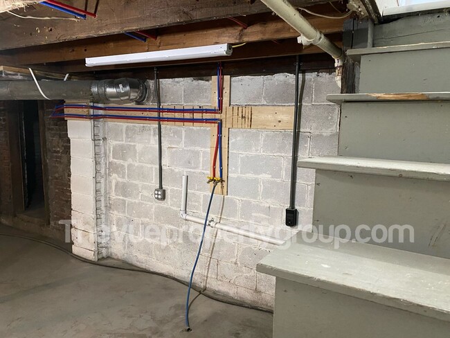 Building Photo - Fully Remodeled 2 bedroom Beauty with Spac...