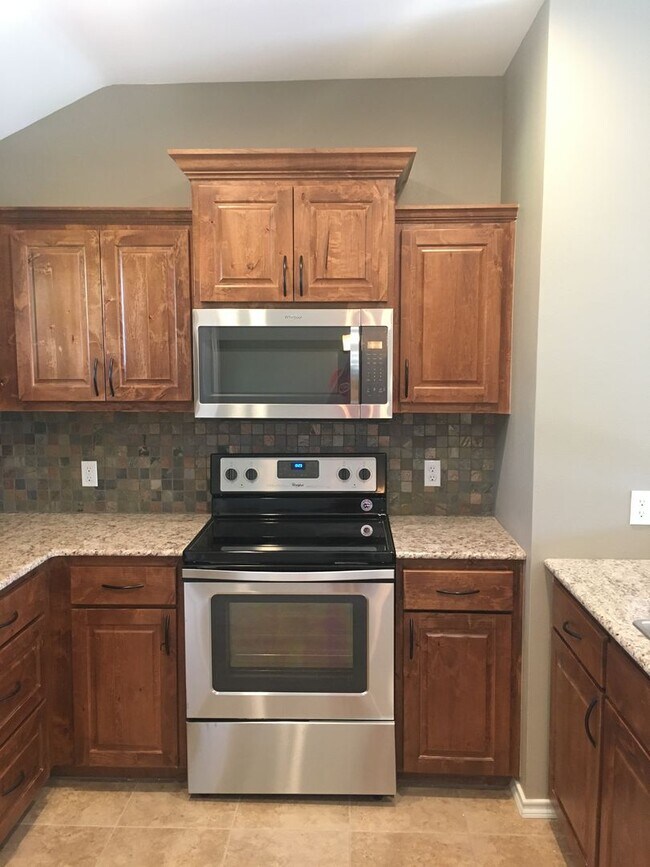 Building Photo - MOVE IN READY- Single Family Home- 3bedroo...