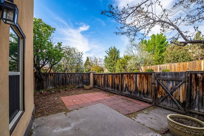 Building Photo - Southwest Charm In Park Plazas