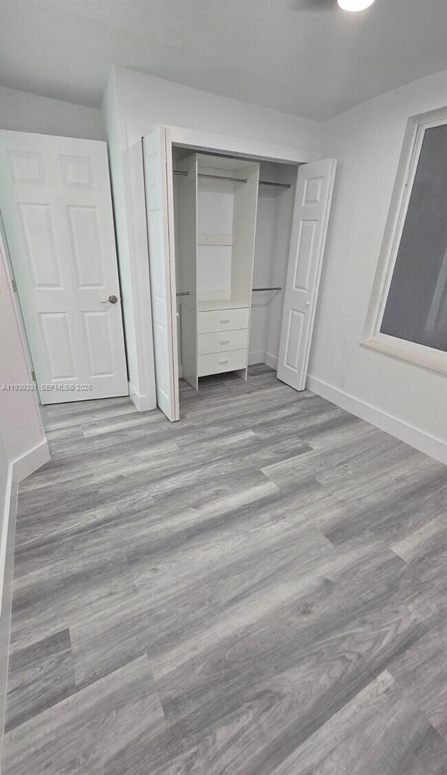 Building Photo - 265 W 53rd Terrace