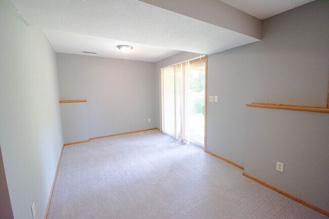Building Photo - Pristine, Bright, and Move-In Ready in SW Rochester!