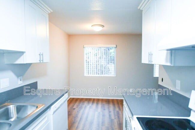 Building Photo - 1940 Los Feliz Dr