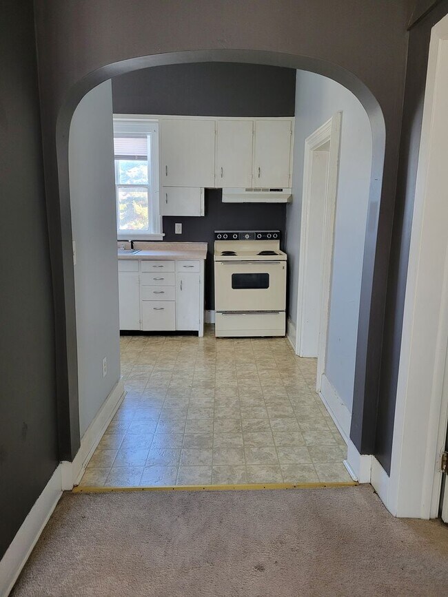 Building Photo - 315 E Maple St