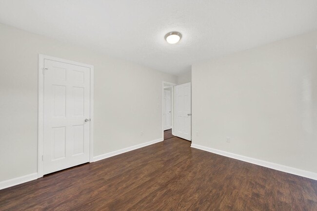 Building Photo - Beautifully Renovated Three Bed Two Bath R...