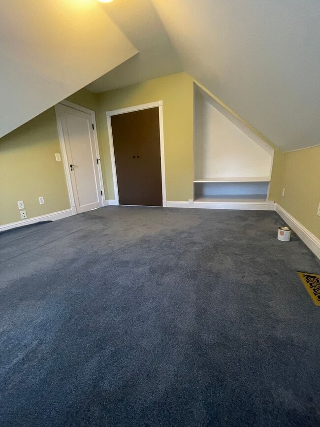 Building Photo - Stunning 3 bedroom/ 2 bath Victorian 2 sto...