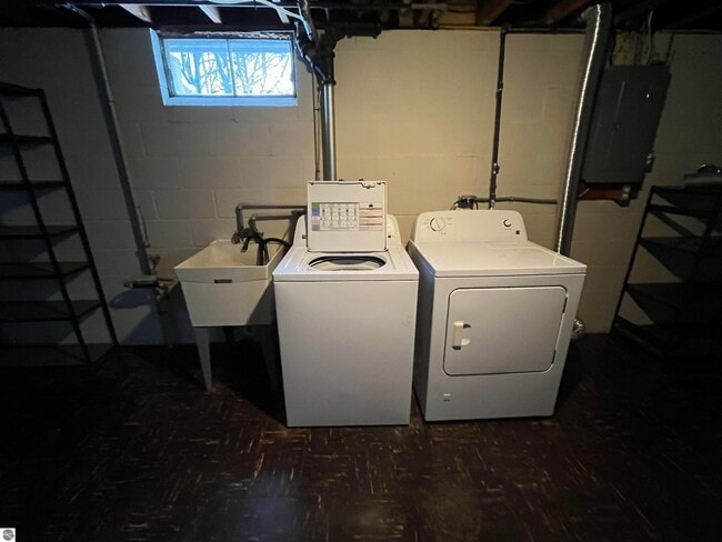 Building Photo - 833 Fern St