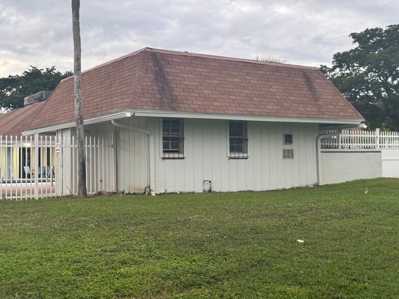 Building Photo - 5482 Lakewood Cir S