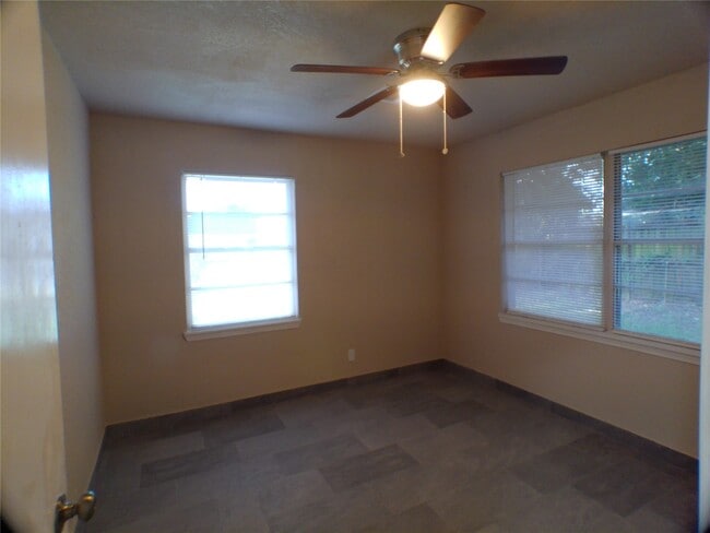 Building Photo - 601 Fresa Rd