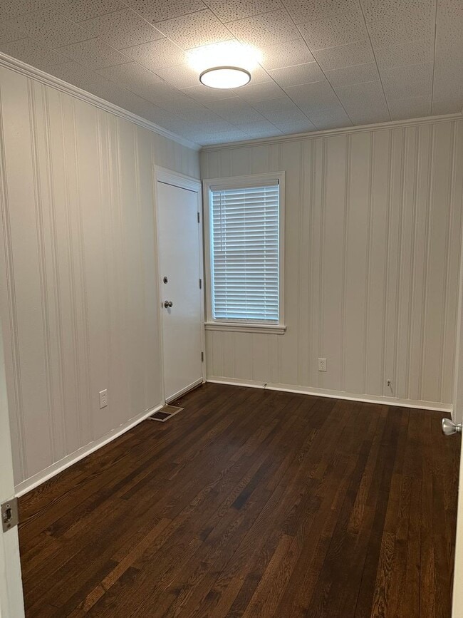 Building Photo - This spacious 2 bedroom home has an airy feel. Located in a neighborhood minutes from downtown an...
