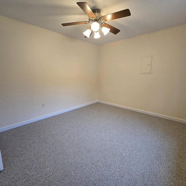 Building Photo - 126 Range Rd