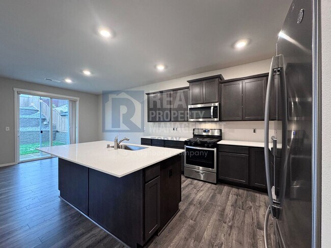 Building Photo - Spacious Modern 5-Bedroom Home with 3-Car ...