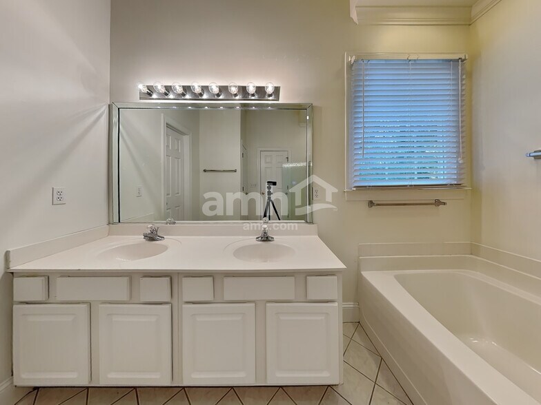 Building Photo - 6503 Barwick Ct