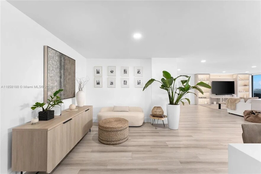 Primary Photo - 2401 Collins Ave