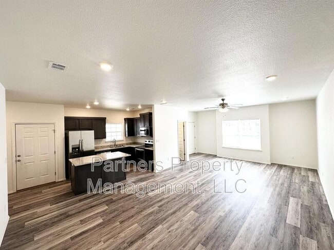 Building Photo - 823 S Amarillo Ave