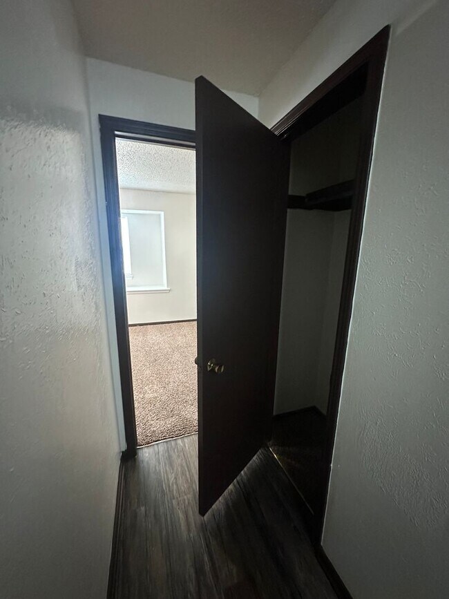Building Photo - Spacious 4 bed, 1.5 bath