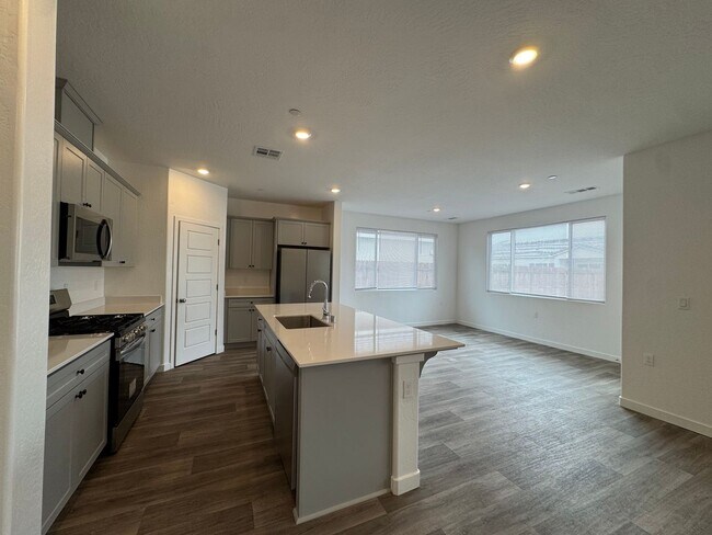 Building Photo - 997 Pioneer Dr W