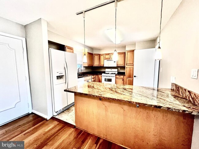 Building Photo - 5719 Rossmore Dr