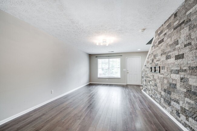 Building Photo - Renovated Townhome in Convenient Nashville...
