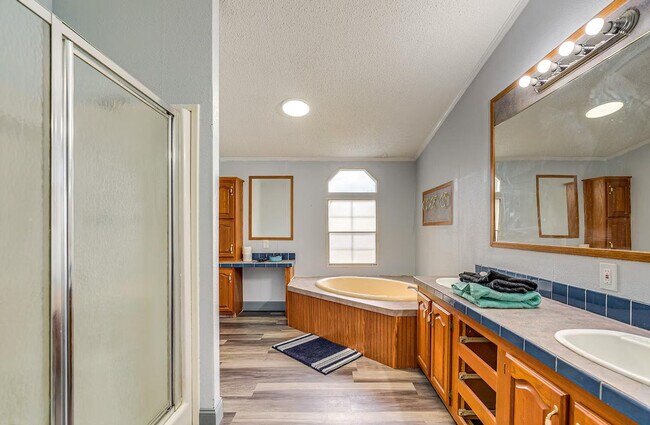 Building Photo - 6651 SE Co Rd 337