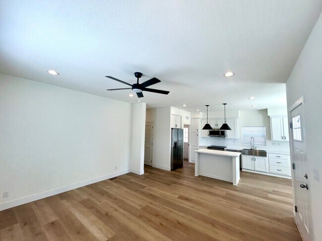 Building Photo - 721 Wellesley Ct