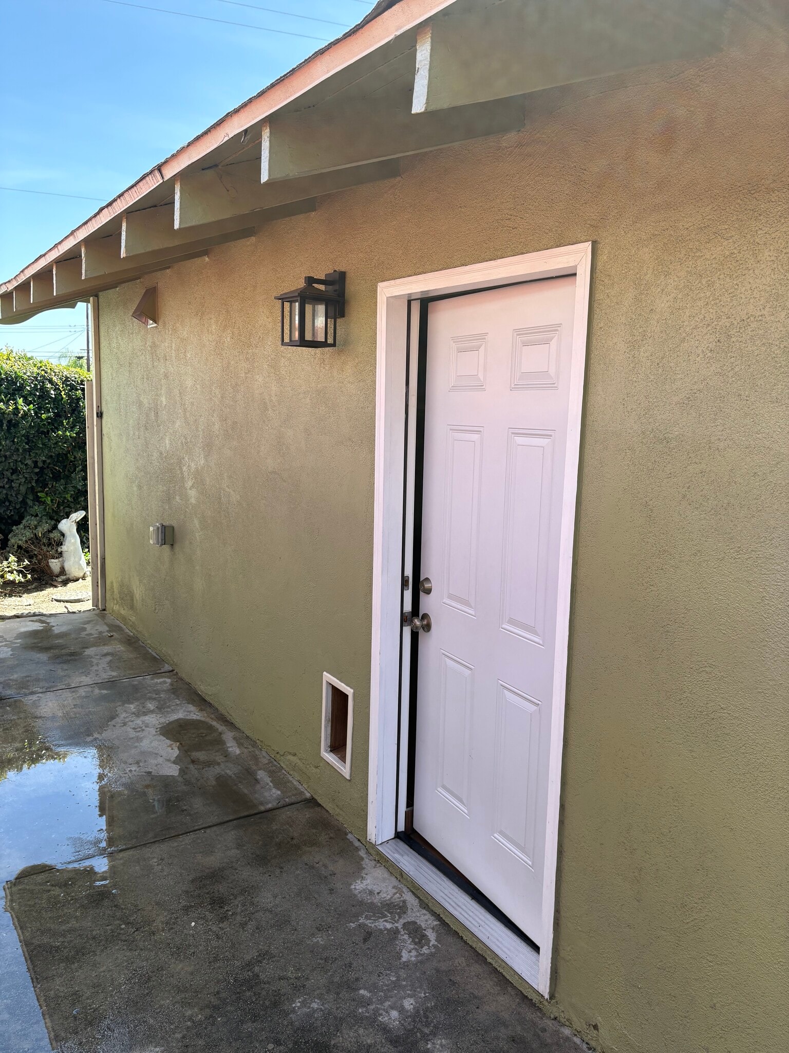 Building Photo - 1456 W 6th St