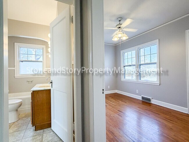 Building Photo - Large 2 story home in Oakland with large garage